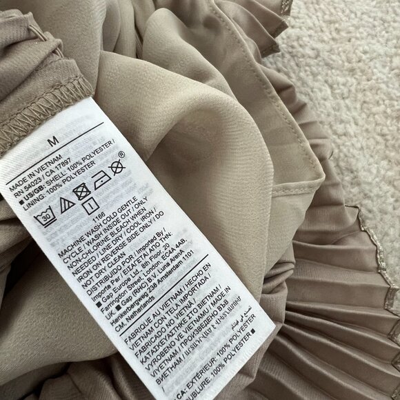 Banana Republic Lena V Neck Sleeveless Pleated Blouse Top M Gold Festive Holiday - Picture 7 of 7